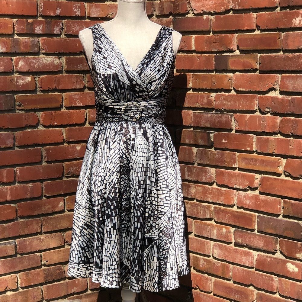 White House Black Market Sateen Sleeveless Fit & Flare Surplus Neckline Size 0